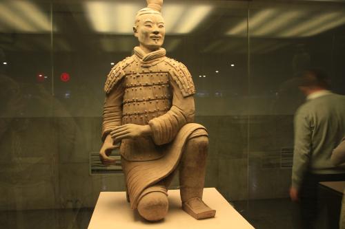 陈冠希娇妻秦舒培现身捞金,发型抢镜,网友:跟兵马俑似的