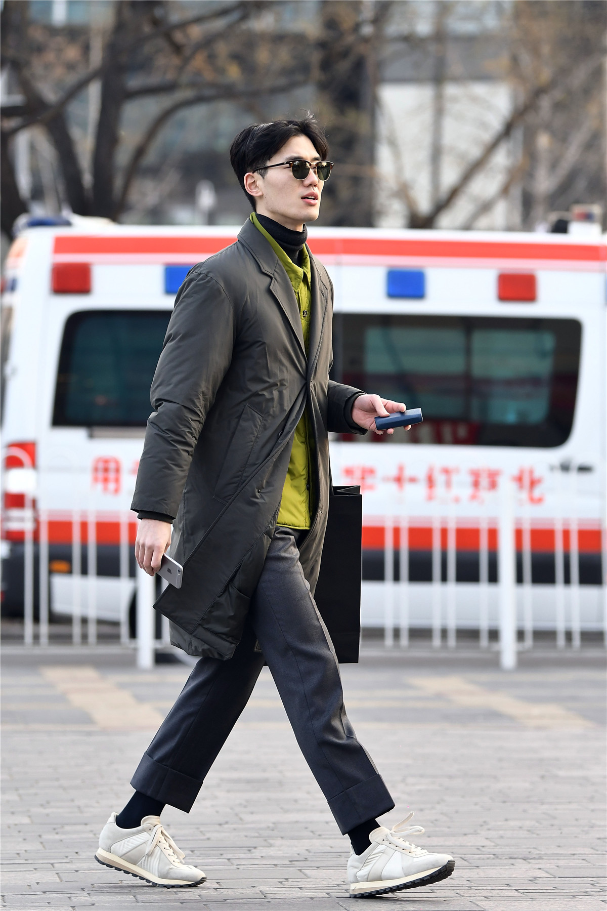 街拍:男生耍酷穿大衣只系一个扣子,这又不是西装