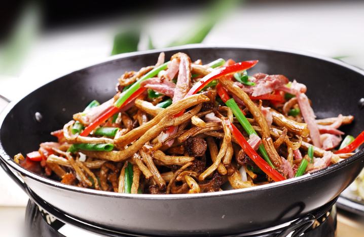 美味珍稀的菌类佳肴——干锅茶树菇