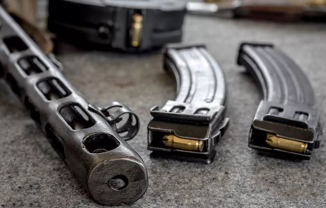 射击效果非常类似于m1卡宾枪,抛壳非常有力,而且可很