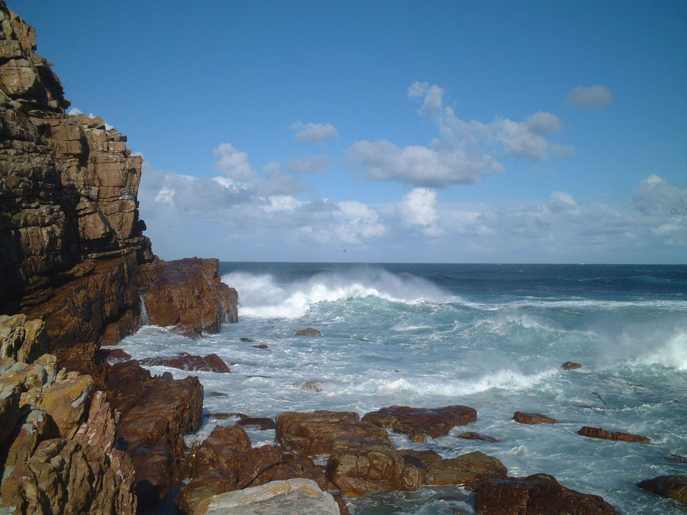 而且这里还有一很强的沿岸流,当浪与流相遇时,整个海面如同开锅似的