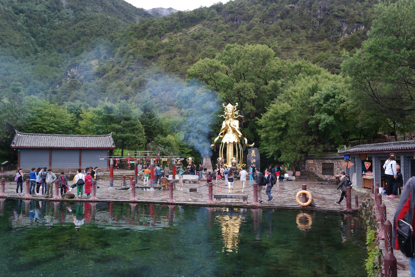 山寨自然纯朴,山水相依,风景秀丽,是具有民族特色的风水宝地