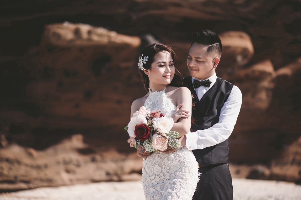 越南情侣在海边拍摄婚纱照,新郎一露出手臂画风就变了