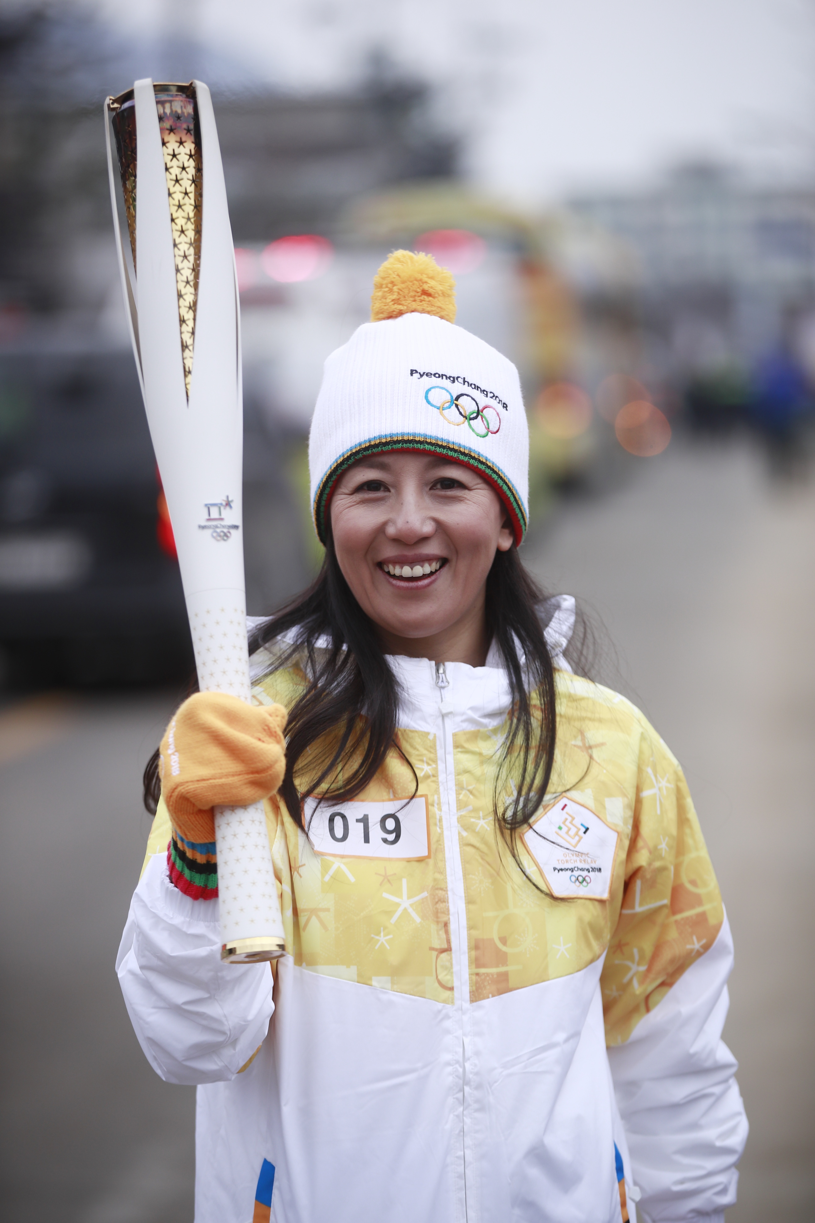 中国冬奥首金得主杨扬传递平昌冬奥会圣火