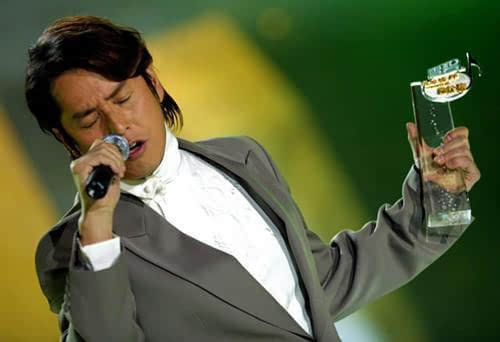 "谭张争霸"时期歌坛的歌指的是哥哥张国荣,坛指的就是校长谭咏麟