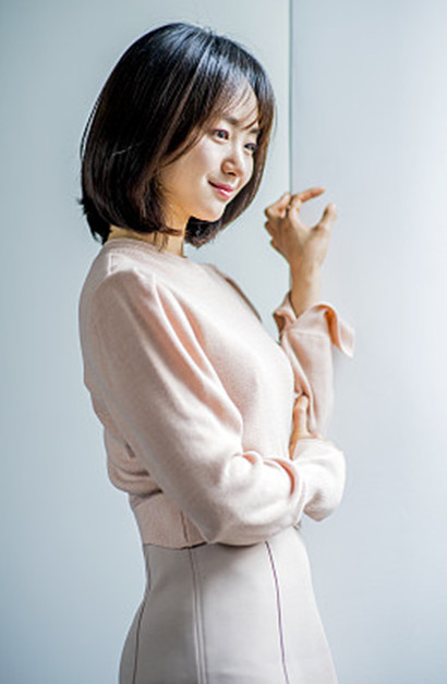 元气少女!元真雅嫩粉衫配短裙优雅,对镜头露甜笑甜美可人