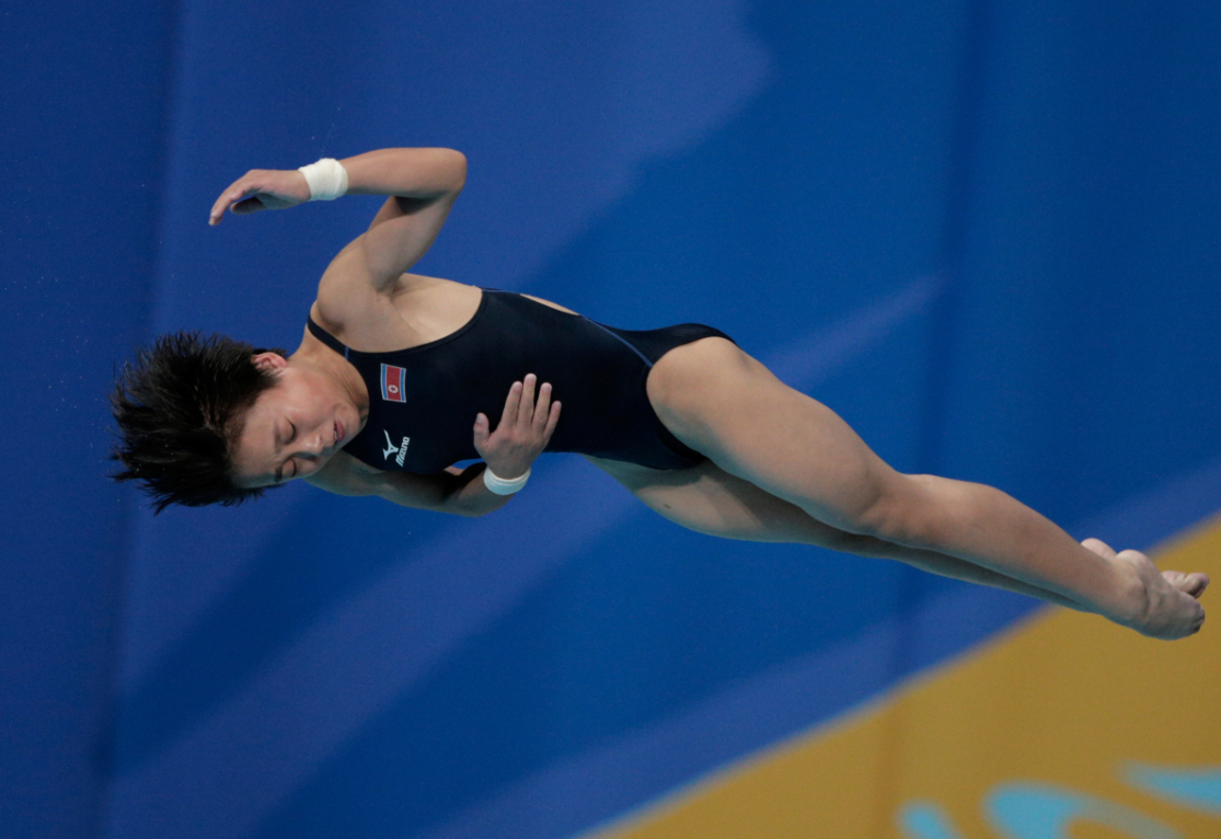 她动作很漂亮,姿态,入水效果,身材都非常漂亮,动作规格很高