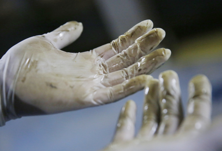 90后大学生在春运动车上当掏粪工,女朋友嫌他脏不让碰