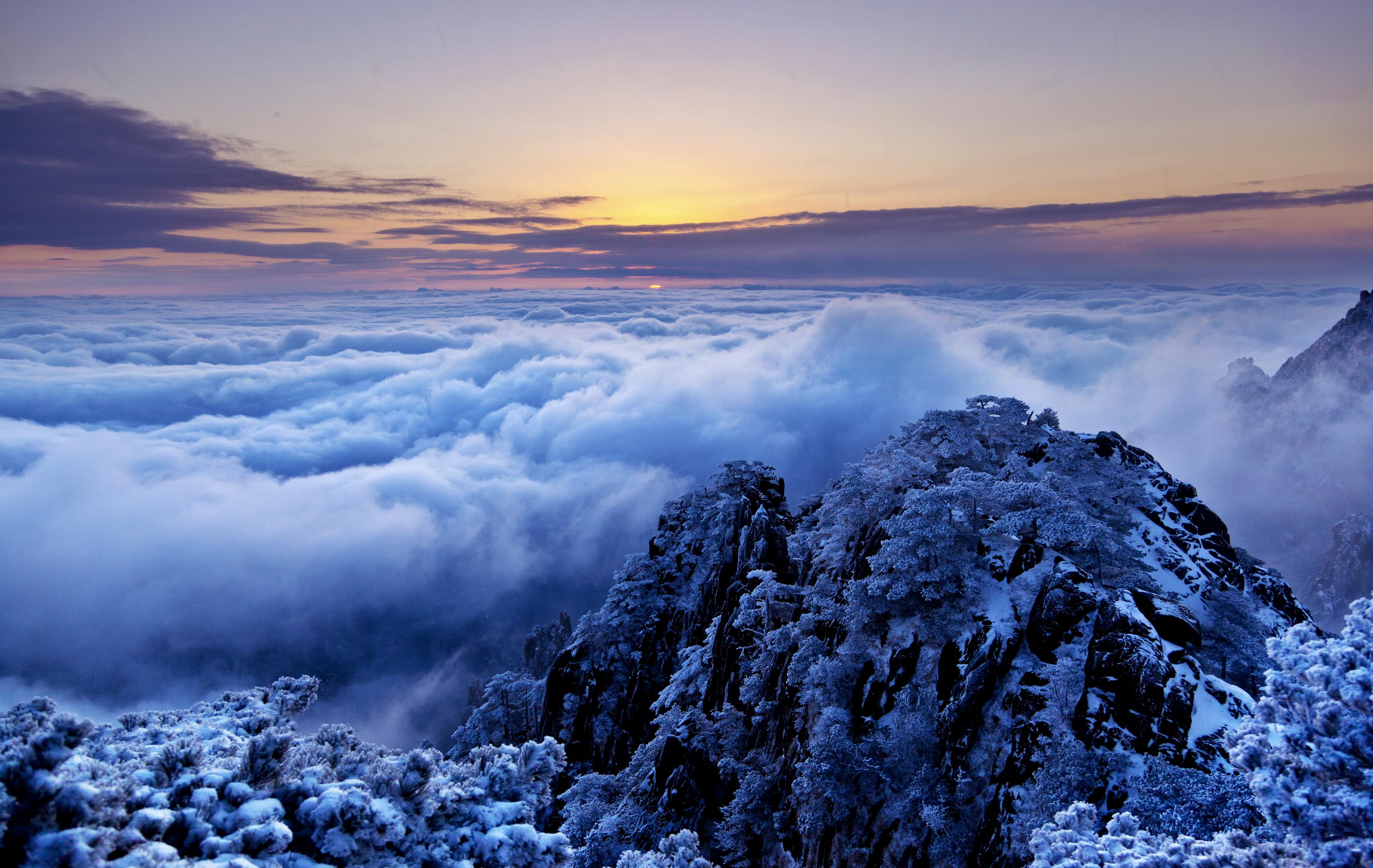 在云雾缭绕的黄山山顶看尽夕阳西下!