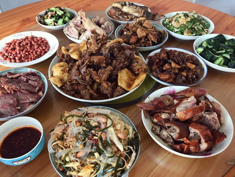 农村过年吃的那么好,菜都是家种家畜,纯天然的一桌菜好有食欲!