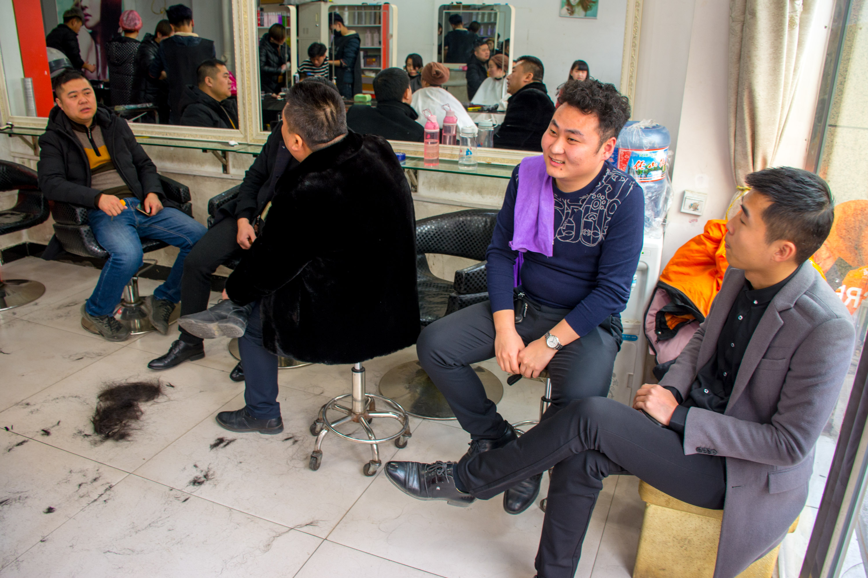 农村30岁夫妻开理发店,春节期间不加费生意兴隆,一天收入6600元