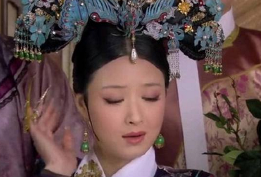 华妃给皇后请安时,为何总是用手抚摸耳根?这一动作谁看懂了!