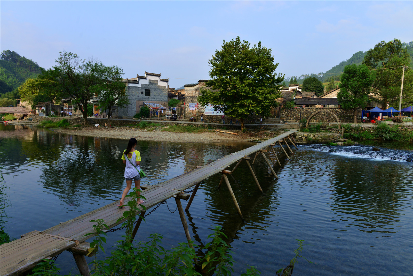 瑶里古镇风光迷人,无不透着古风古韵,令人驻足沉思,浮想联翩