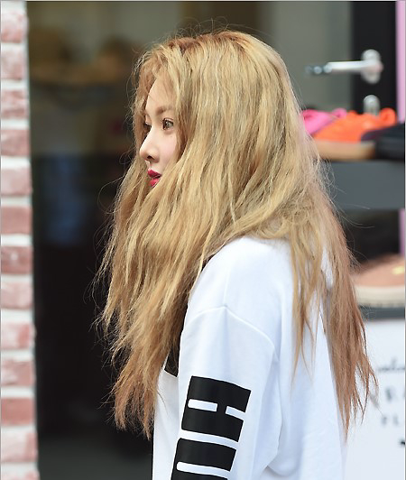 组图:泫雅冬日户外光腿穿短裙 染金发造型美艳