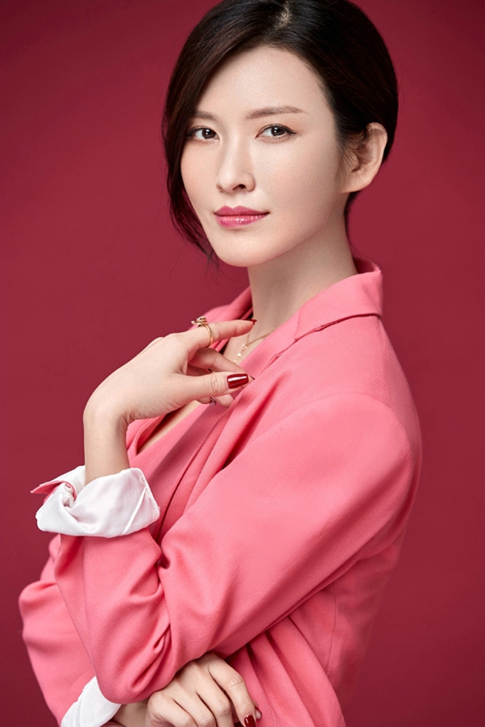 笑容甜美,端庄大方——演员徐洁儿