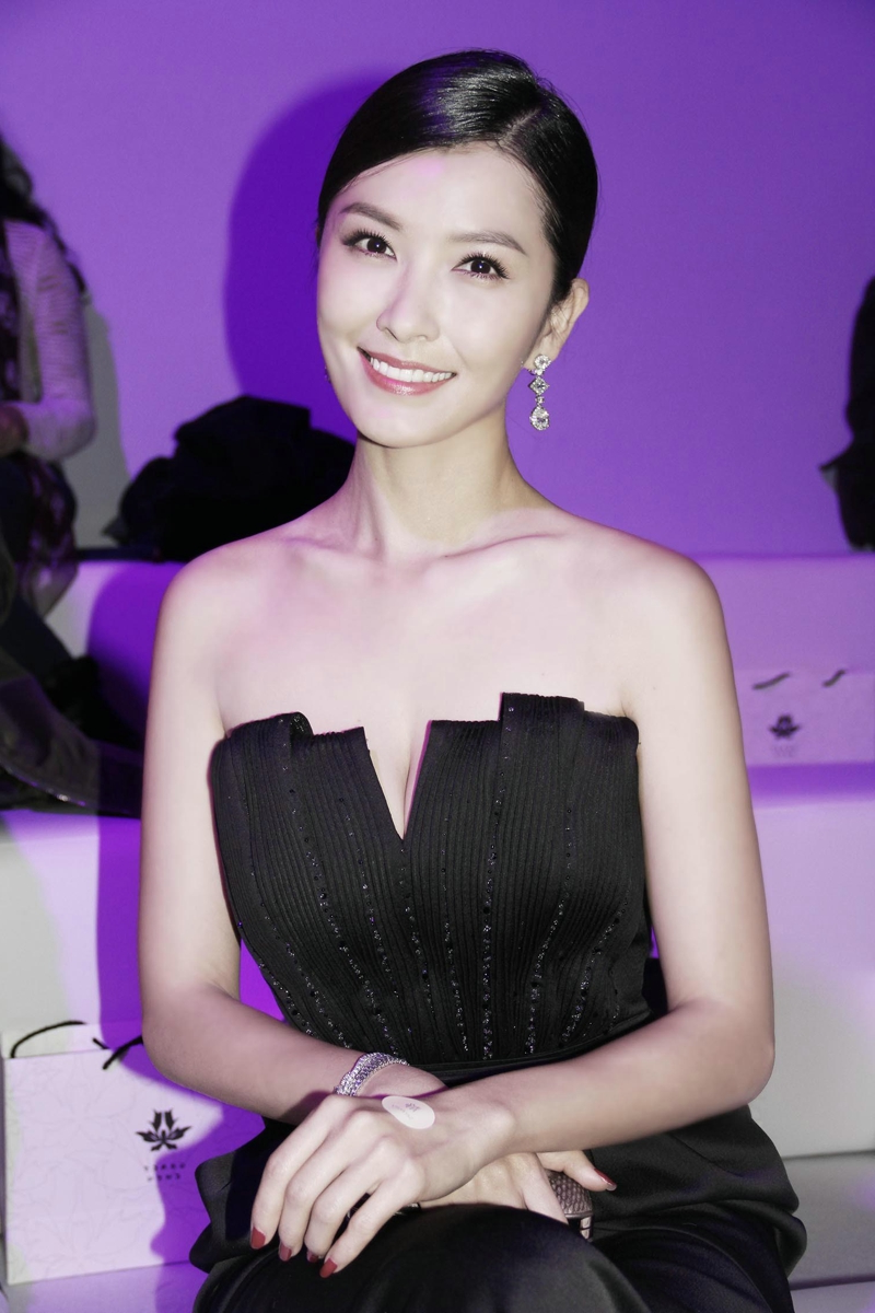 笑容甜美,端庄大方——演员徐洁儿