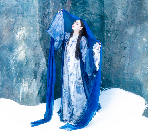 古装美女摄影:蓝衣美女的雪中写真!真是倾国倾城