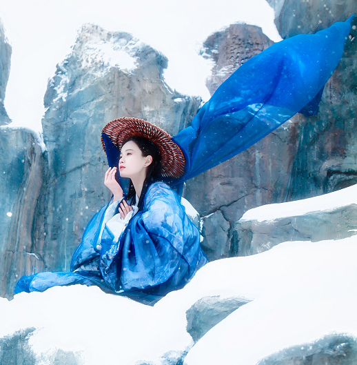 古装美女摄影:蓝衣美女的雪中写真!真是倾国倾城