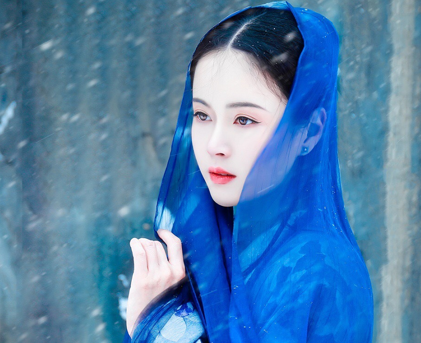 古装美女摄影:蓝衣美女的雪中写真!真是倾国倾城
