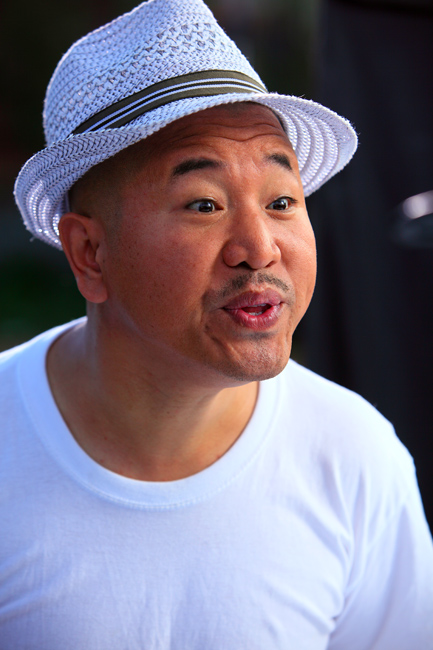 王小利出生在1969年,来自哈尔滨,是赵本山的第一批弟子