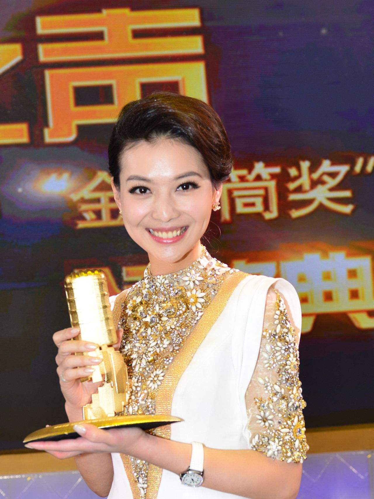 栗坤:青春靓丽的外形,清新自然的主持风格具有独特的亲和力