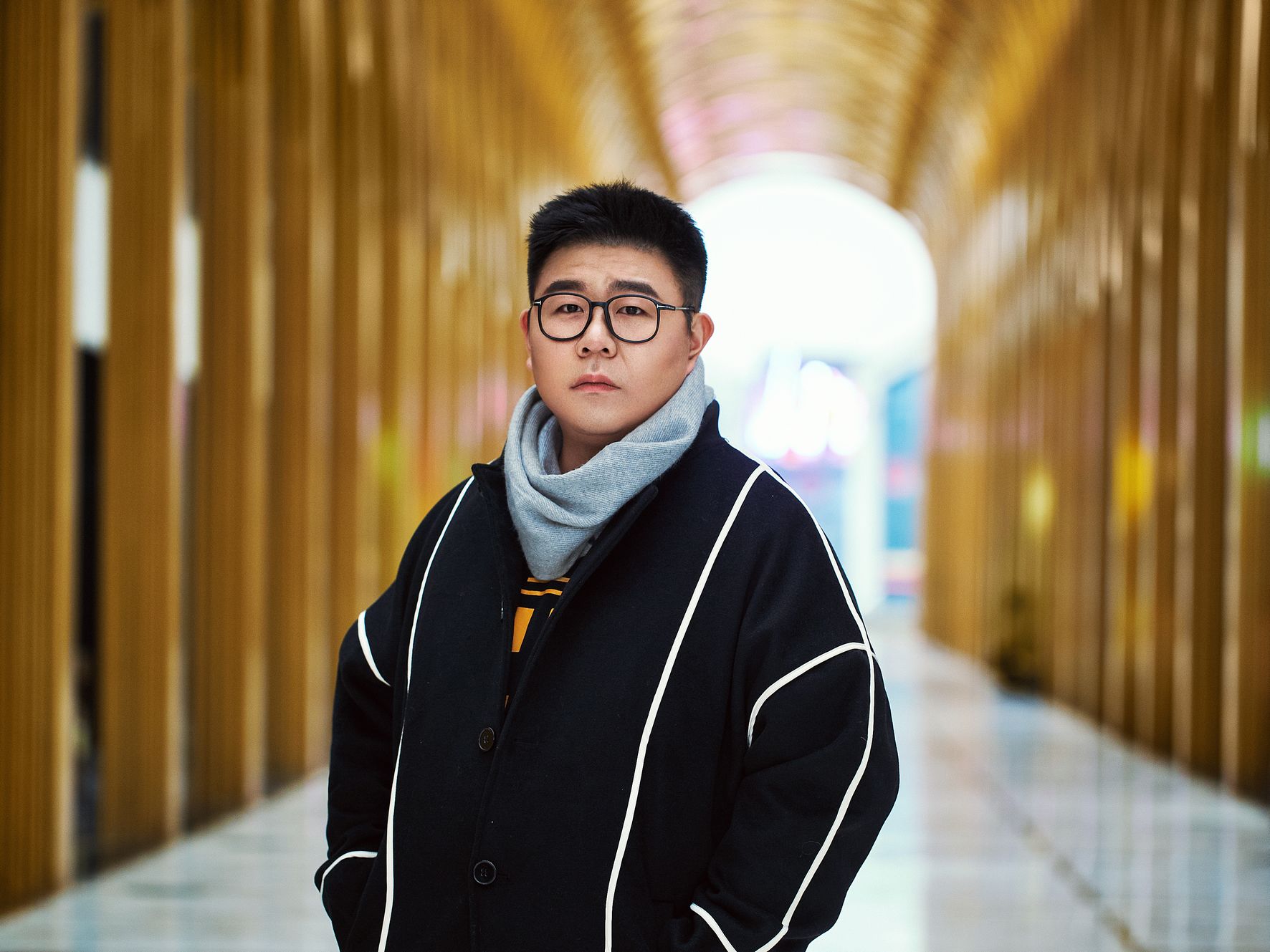 刘恩尚街拍简约随性 尽展初春文艺气质