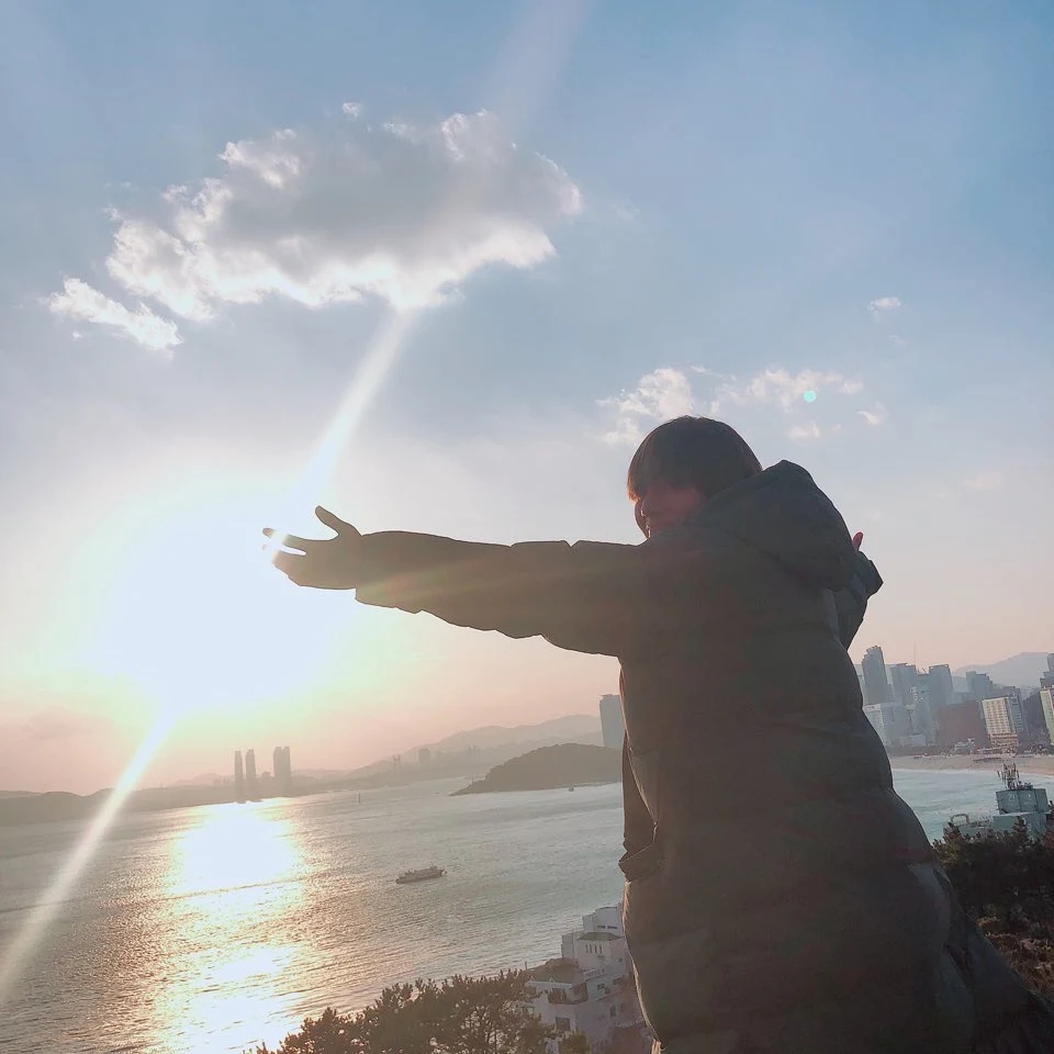 bts金泰亨传花郎兄弟旅游照回应朴叙俊:photo by ddongman