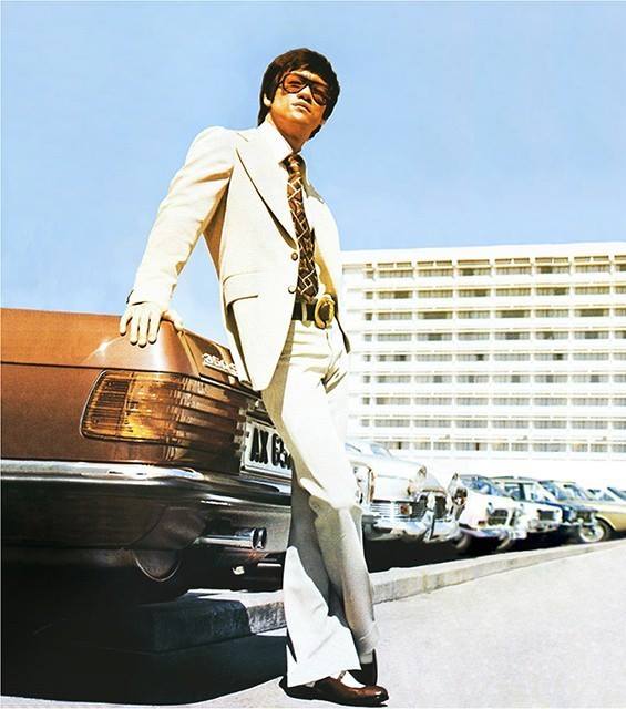 你们知道一代功夫王李小龙的座驾是什么吗?现在开出去都很酷炫拽