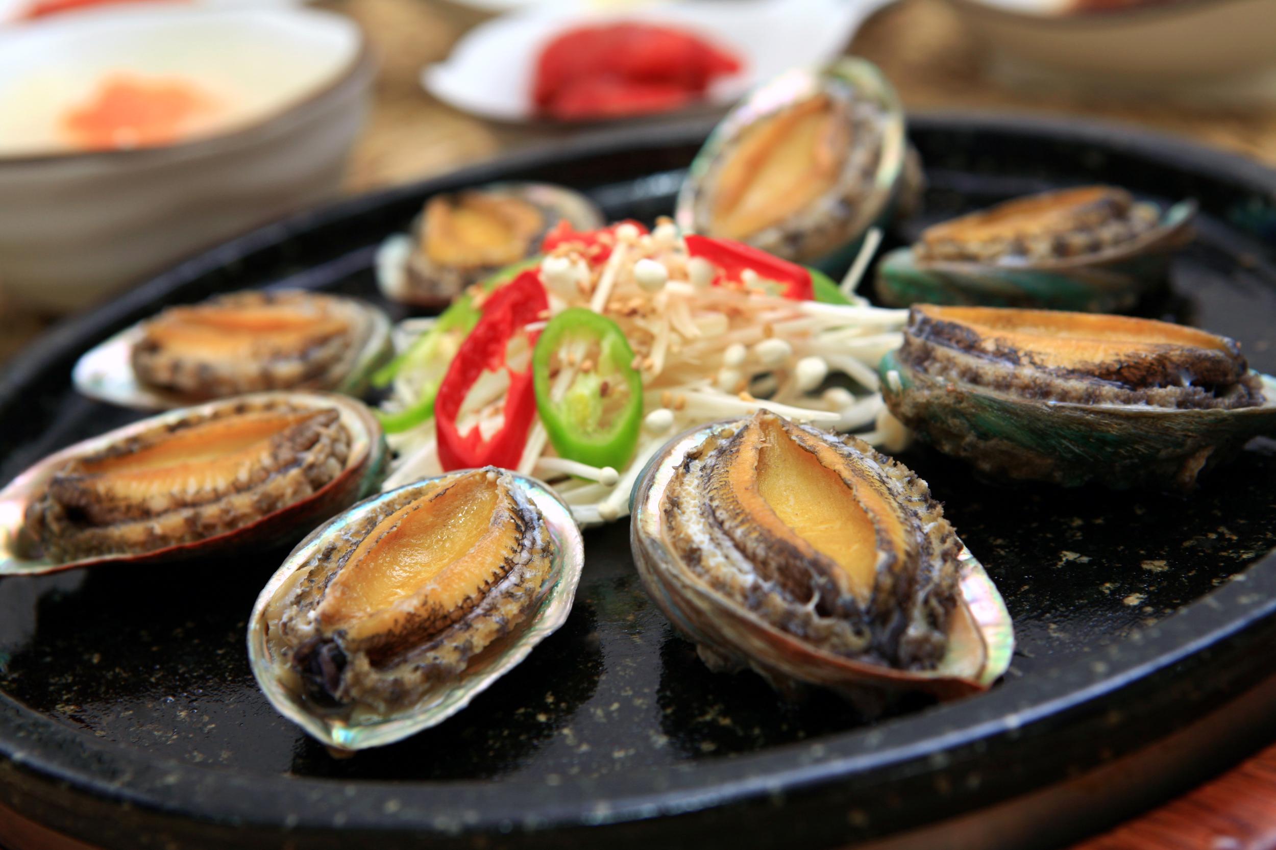 舌尖上的美食诱惑之清蒸小鲍鱼,外酥里嫩,入口醇香,回味无穷