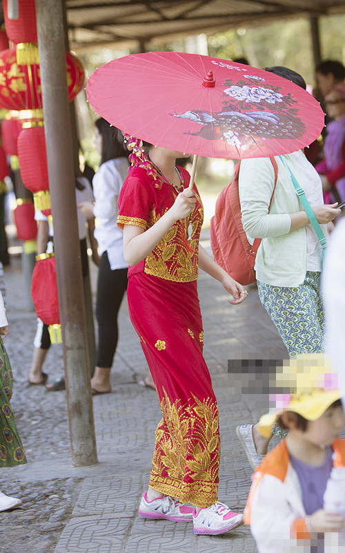 街拍西双版纳:超短裤,露脐装,白色紧身裤,性感白腿,身材很美