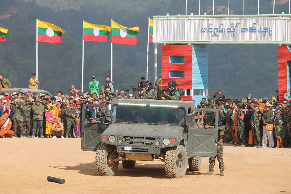 缅甸掸邦节上南掸邦军的特战队表演