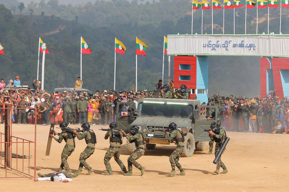 缅甸掸邦节上南掸邦军的特战队表演