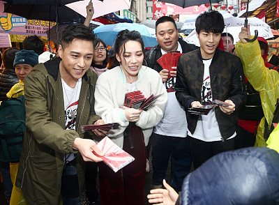 电影《角头2》大雨街头发红包,郑人硕,黄尚禾开心合影喜庆十足