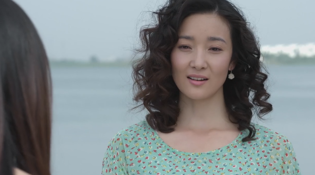 《知青家庭》第十六集中彬彬为保护赵梦手臂中刀负伤