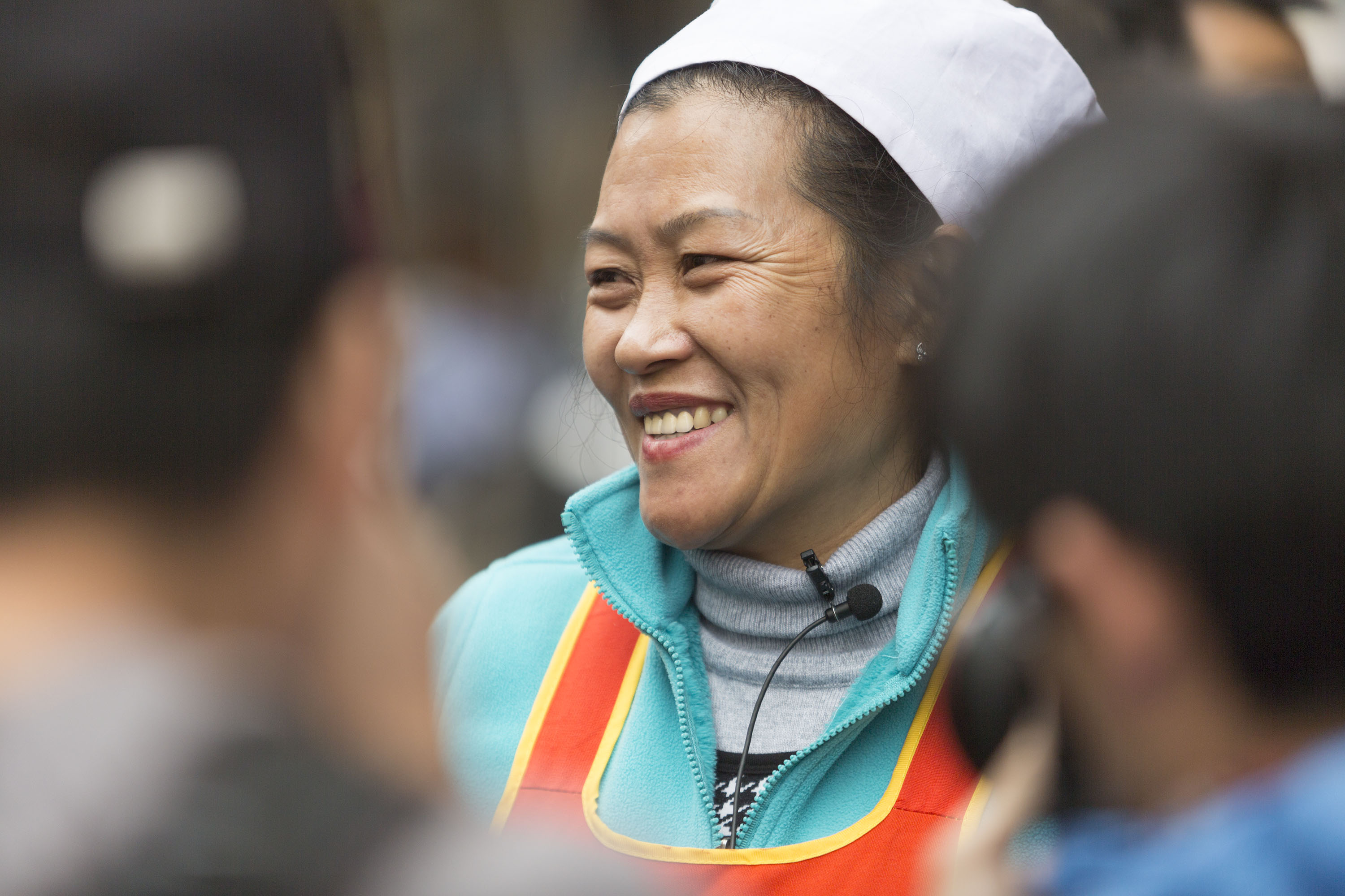 王兰兰兑现承诺 500名孤寡老人和失独父母相聚爱心食堂长街宴