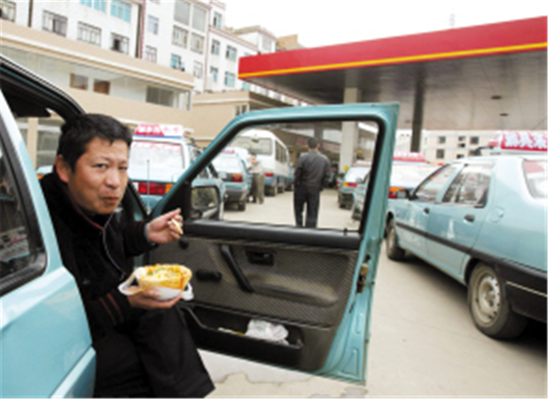 蹲在路边吃饭的出租车司机,吃饭是一个难题,你们还好吗?