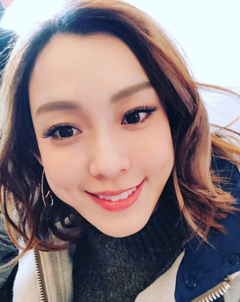 女神范玮琪晒自拍,红唇惹眼,网友纷纷追问色号!