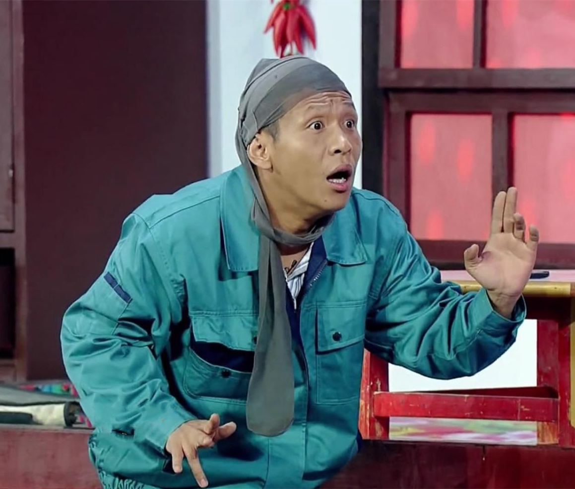 他曾做过洗碗工,开过拖拉机,如今爆红后年收入上亿娶漂亮老婆!