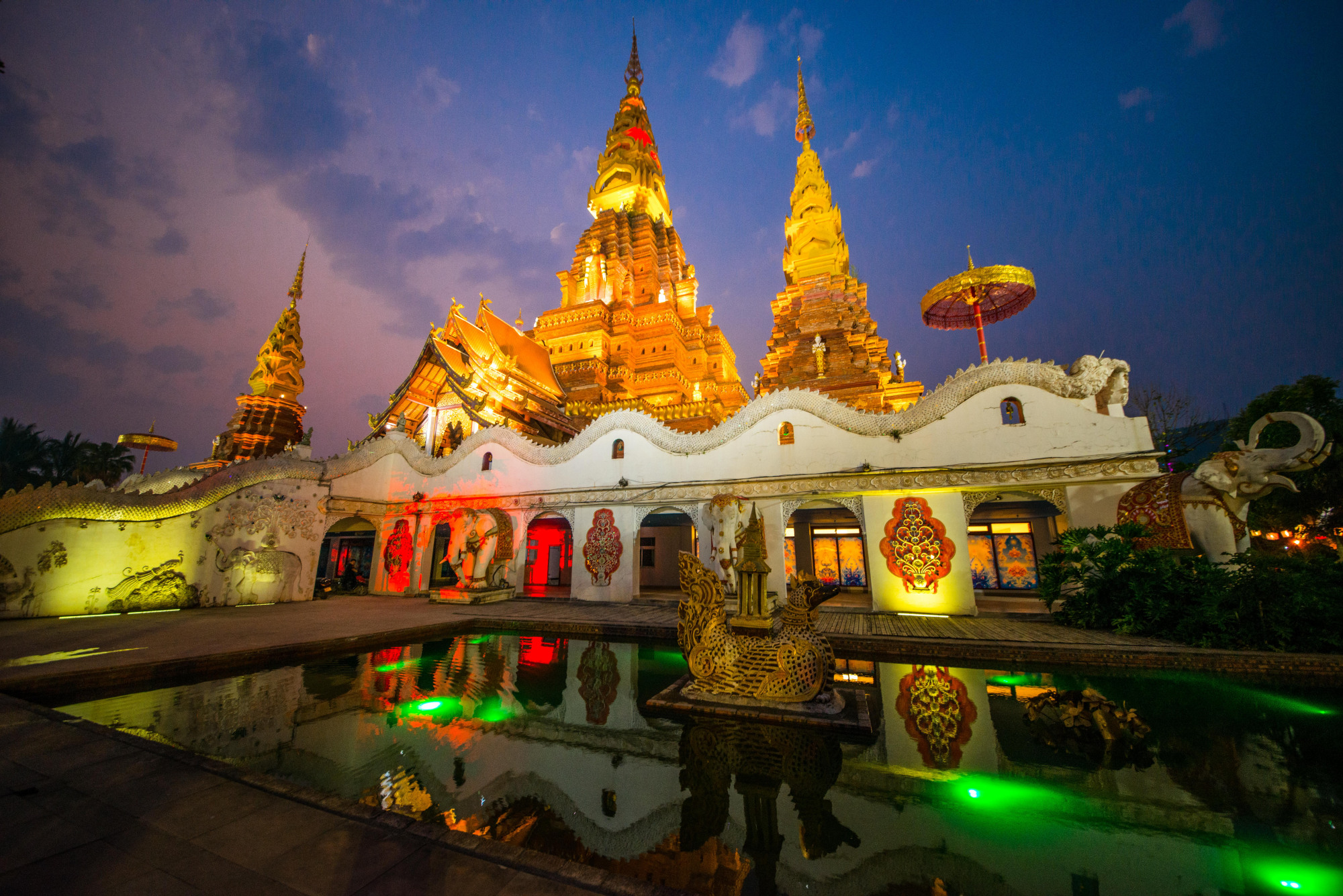 西双版纳景洪告庄的迷人夜色 转载自百家号作者:蓝田摄世界