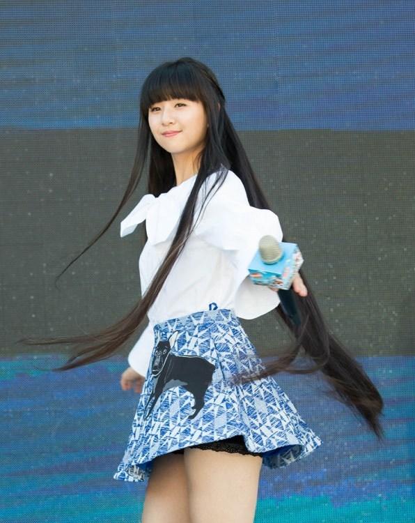 杨彩旗,1999年出生于云南,她的姨妈就是大名鼎鼎的舞蹈家杨丽萍