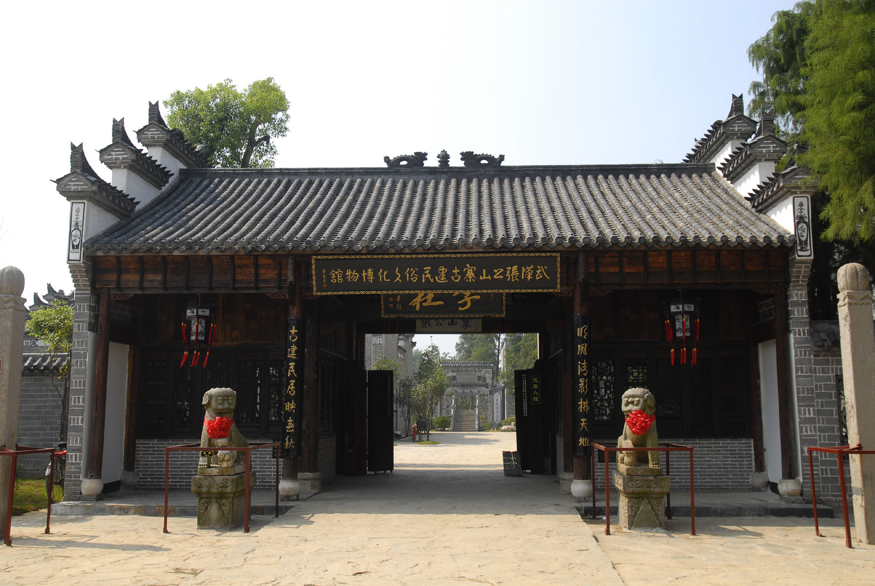 张公山寨亲子乐园为游客提供丰富多彩的村趣体验活动.