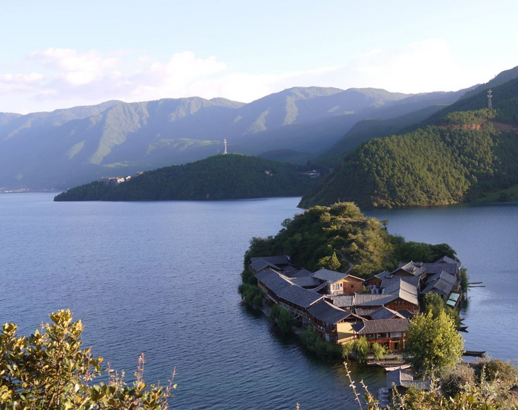 泸沽湖里格岛图片