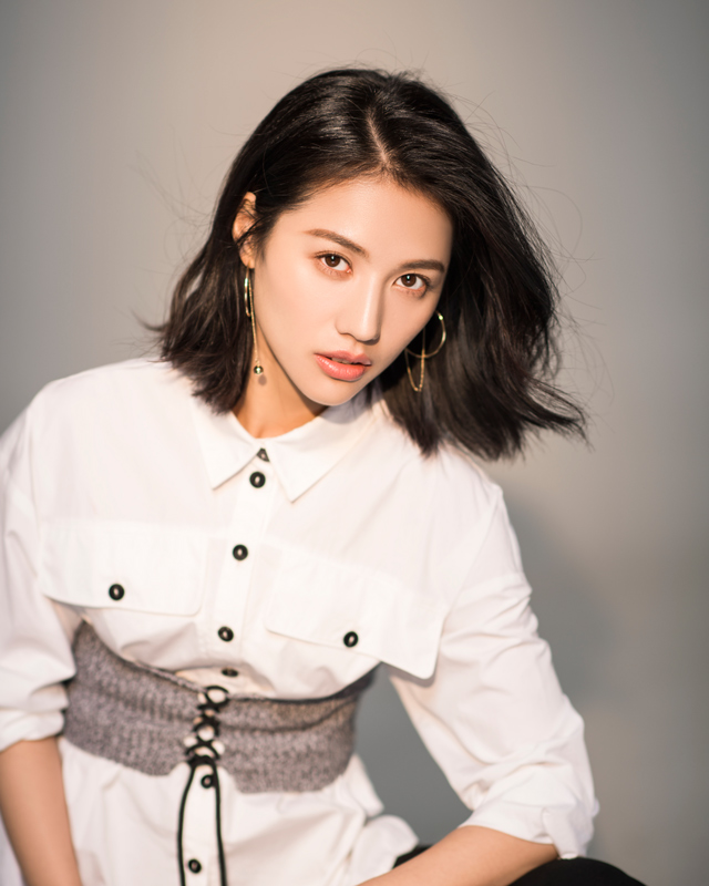 董琦曝早春写真白衬衣搭束腰新潮知性