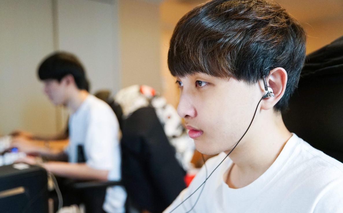 lol兮夜6年前聊天记录曝光!14岁就能10分钟100刀!