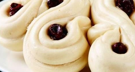 洋县枣糕馍名满陕南,枣糕馍是用绳串成串串提着