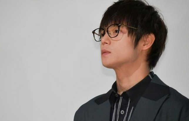 洼田正孝戴黑框眼镜现身见面会 满满的文艺气息帅哭网友
