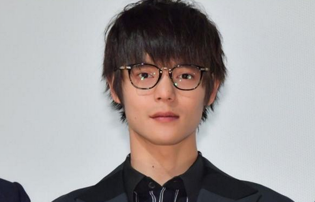洼田正孝戴黑框眼镜现身见面会 满满的文艺气息帅哭网友