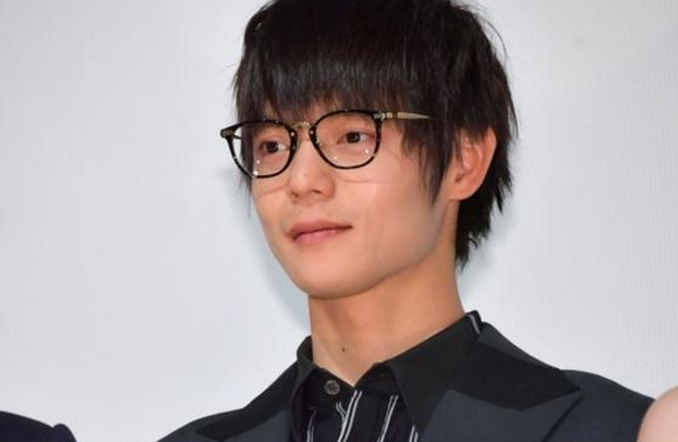 洼田正孝戴黑框眼镜现身见面会 满满的文艺气息帅哭网友