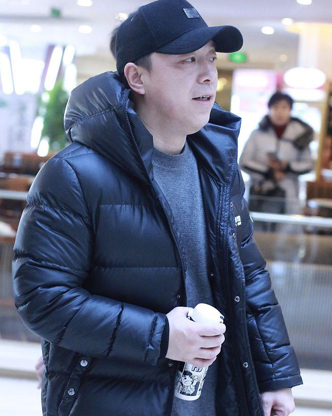 黄渤身穿羽绒服包裹严实现身央视排练,一路保温杯不离手似老干部