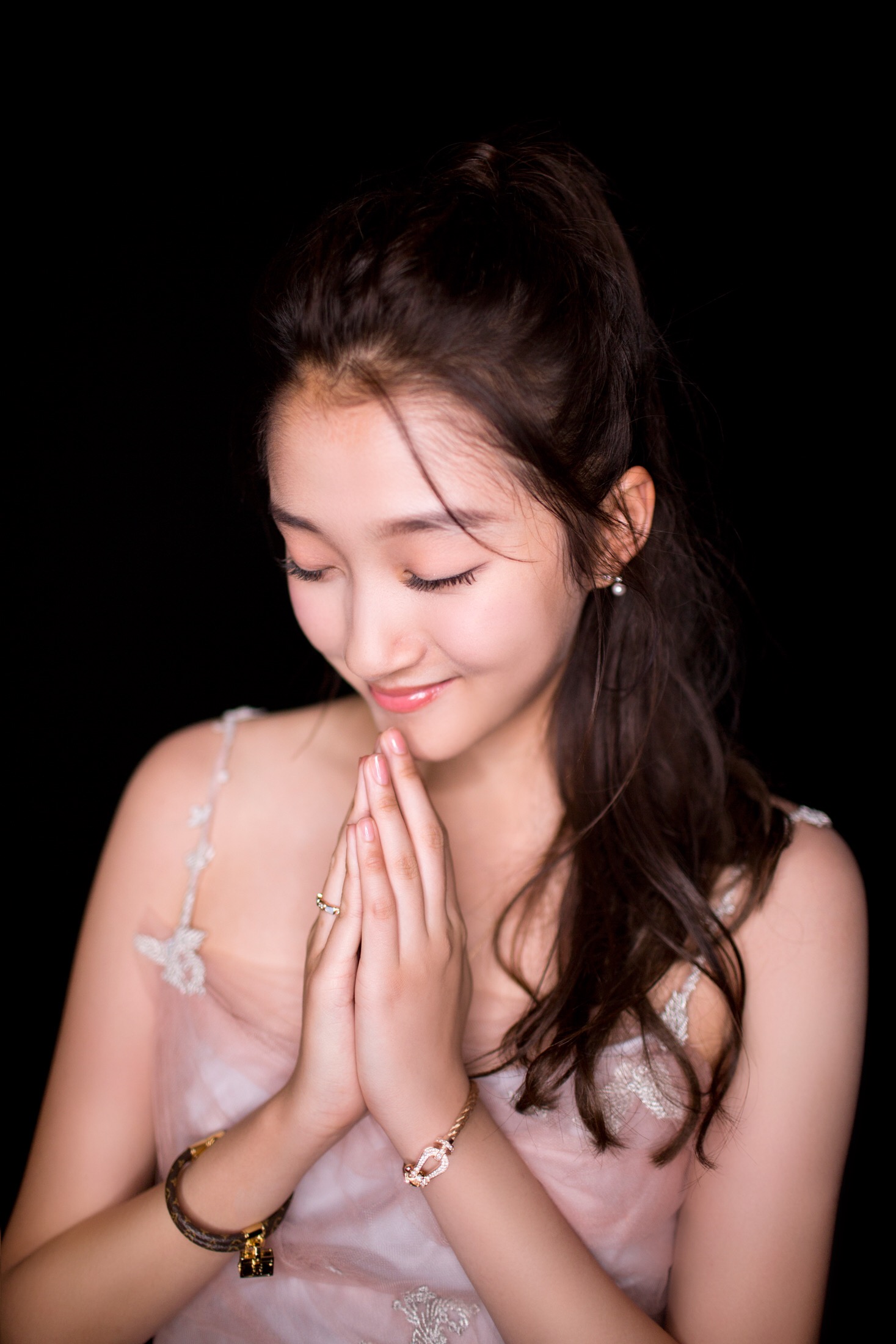 娱乐圈"姓关"的4位女星:关晓彤最年轻,她却获得了完美女性奖